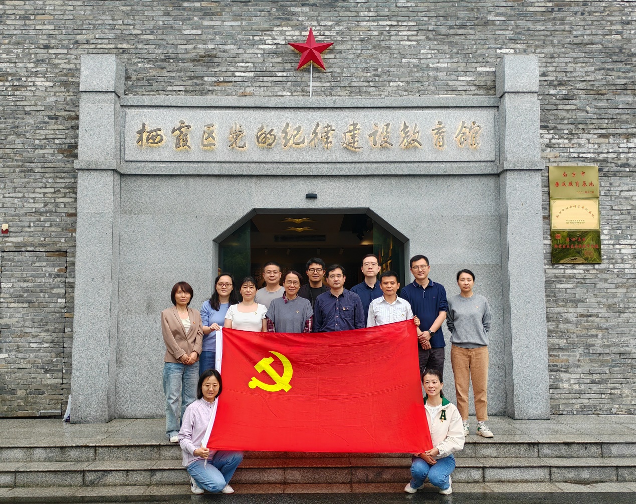 说明: 图片包含 建筑, 户外, 男人, 女人

描述已自动生成