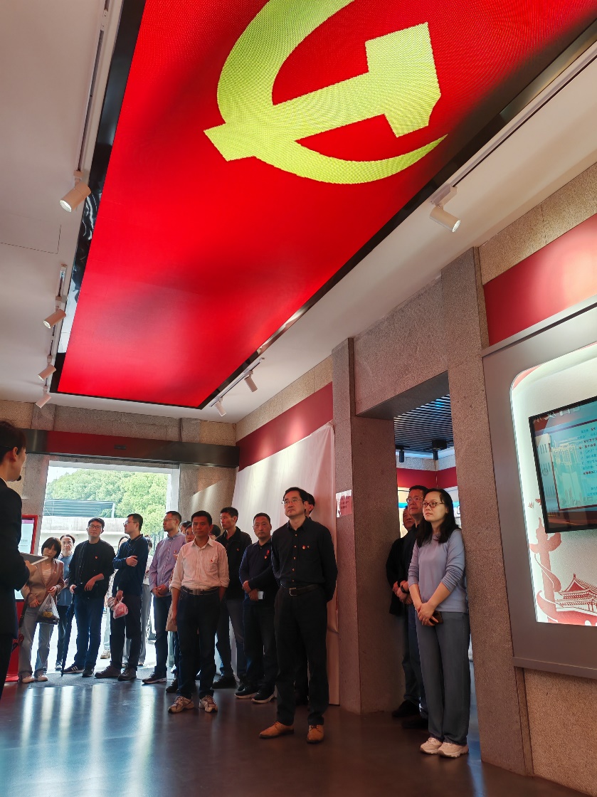 说明: 一群人站在门口

描述已自动生成